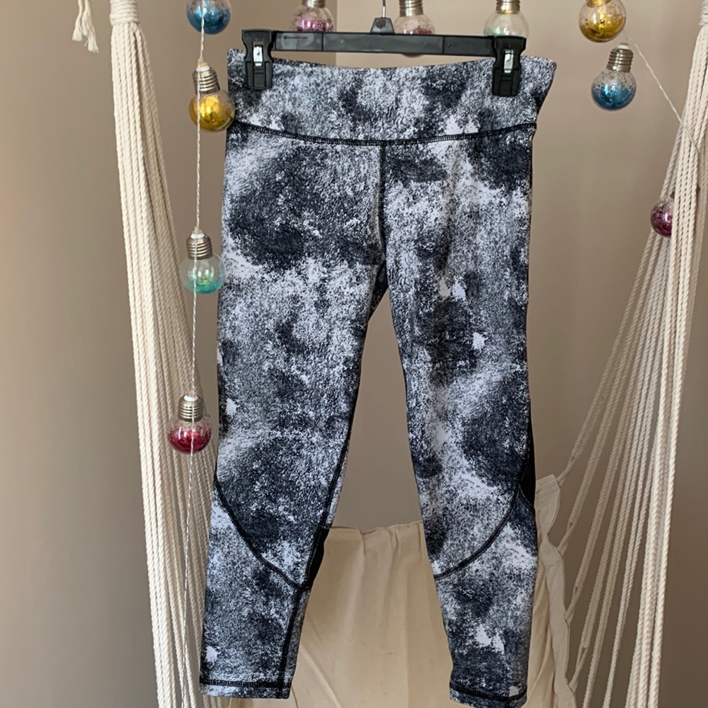 SO- yoga capri- Small- back mesh section